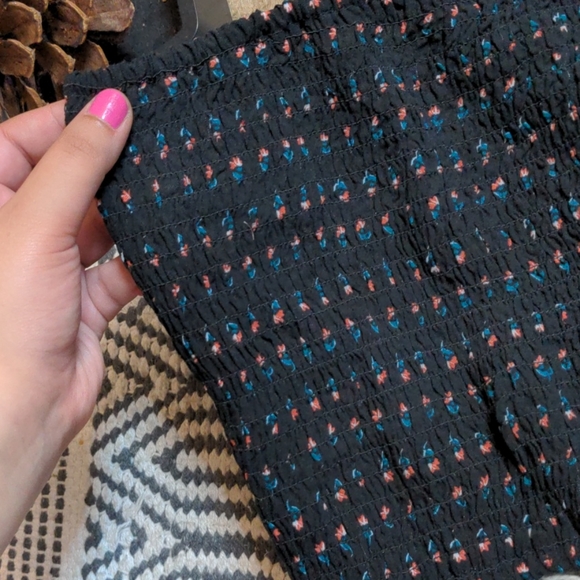 🌼Medium Black + Floral Crop Top🌼 - Picture 5 of 7